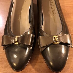 Ferragamo VARA Pumps SZ 9 Brown Leather Bows Gold  1” Heel Power Dressing Shoes